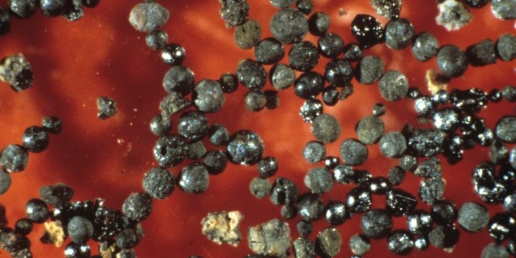 Tiny meteorites and computer models suggest CO2 blanketed early Earth – GeekWire computer models