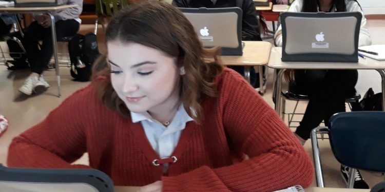 Groves High students receive Apple laptops, prep for computer jobs Groves High students receive Apple laptops, prep for computer jobs