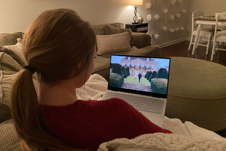 5 tips for saving money on entertainment expenses as a college student