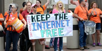 US votes to regulate internet providers