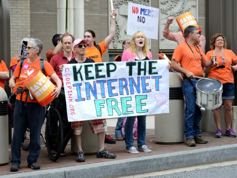 US votes to regulate internet providers