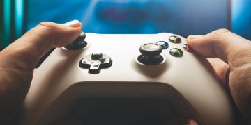 Excessive Internet Use Tied to More Absences for Teens